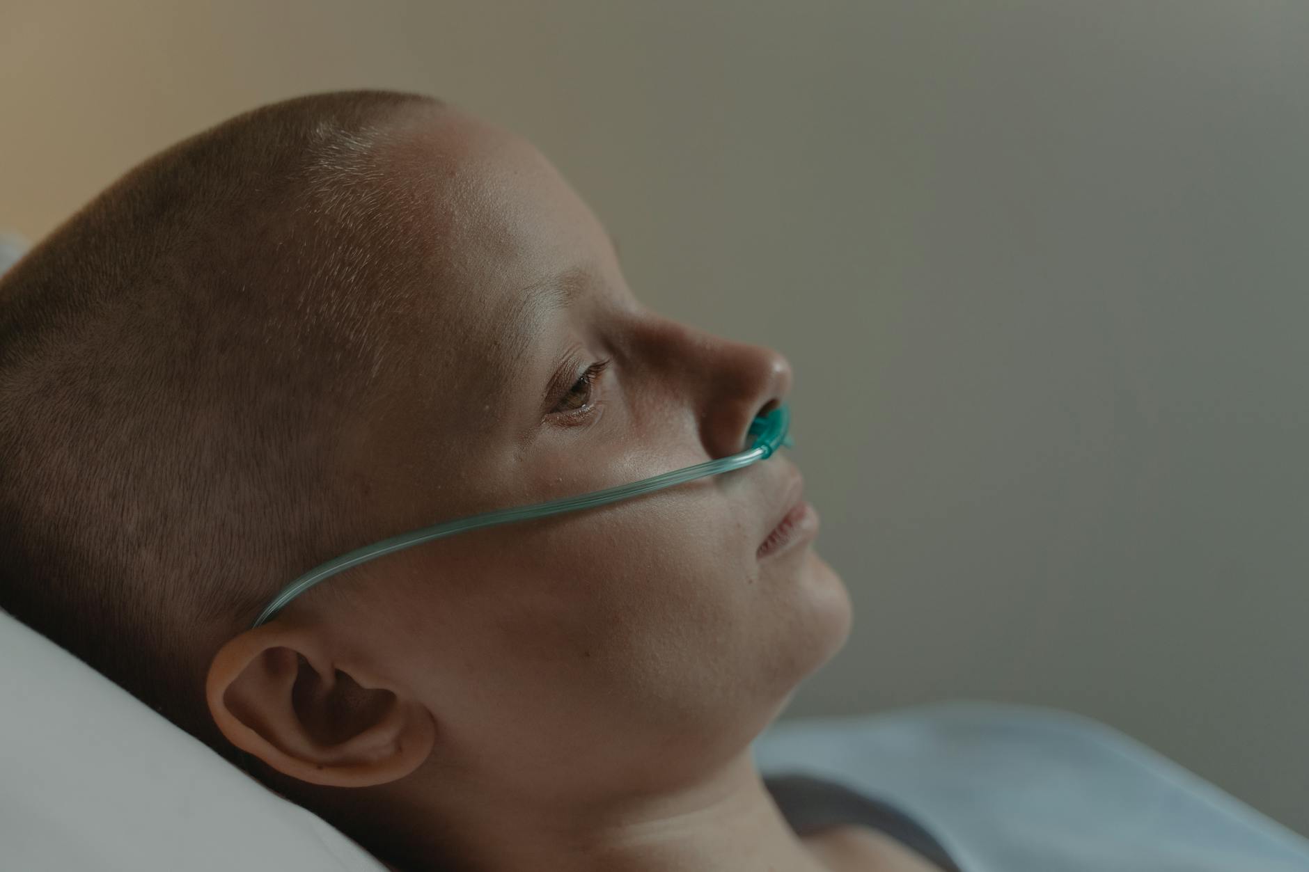Breathing Oxygen Through the Nose and Tracheostomy Tube